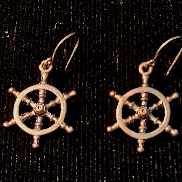 See-Through Locket and a Pair of Nautical and Geometric Drop Leaf Earrings - Picture 9 of 14